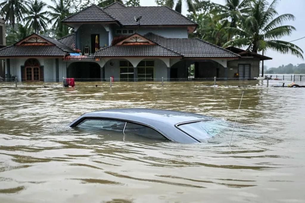 Malaysia floods forces over 120,000 from homes