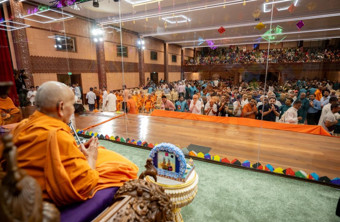 Mahant Swami presides over Jholi Parva at BAPS Mandir, Nairobi