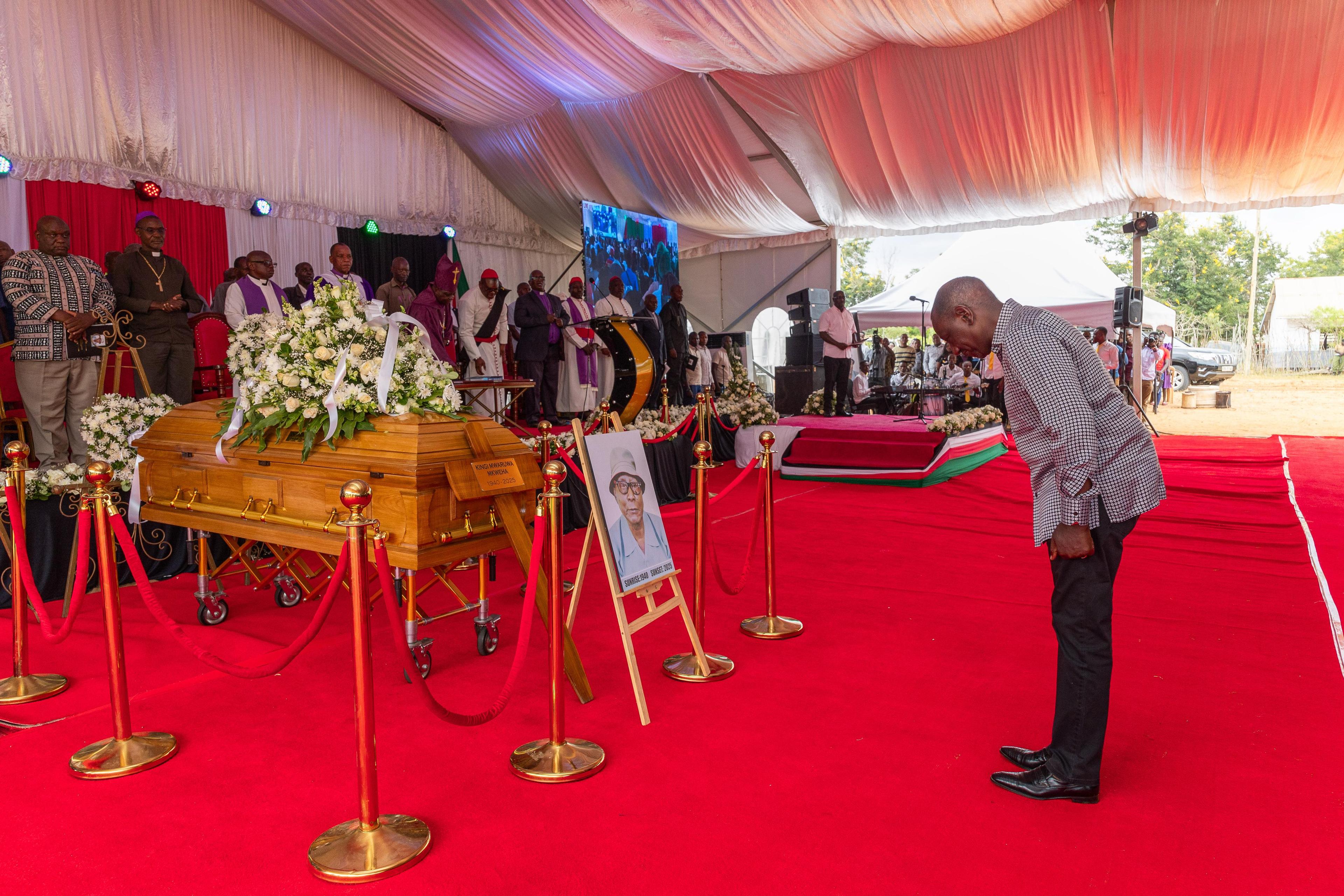 [PHOTOS] Ruto attends Kingi's father's burial