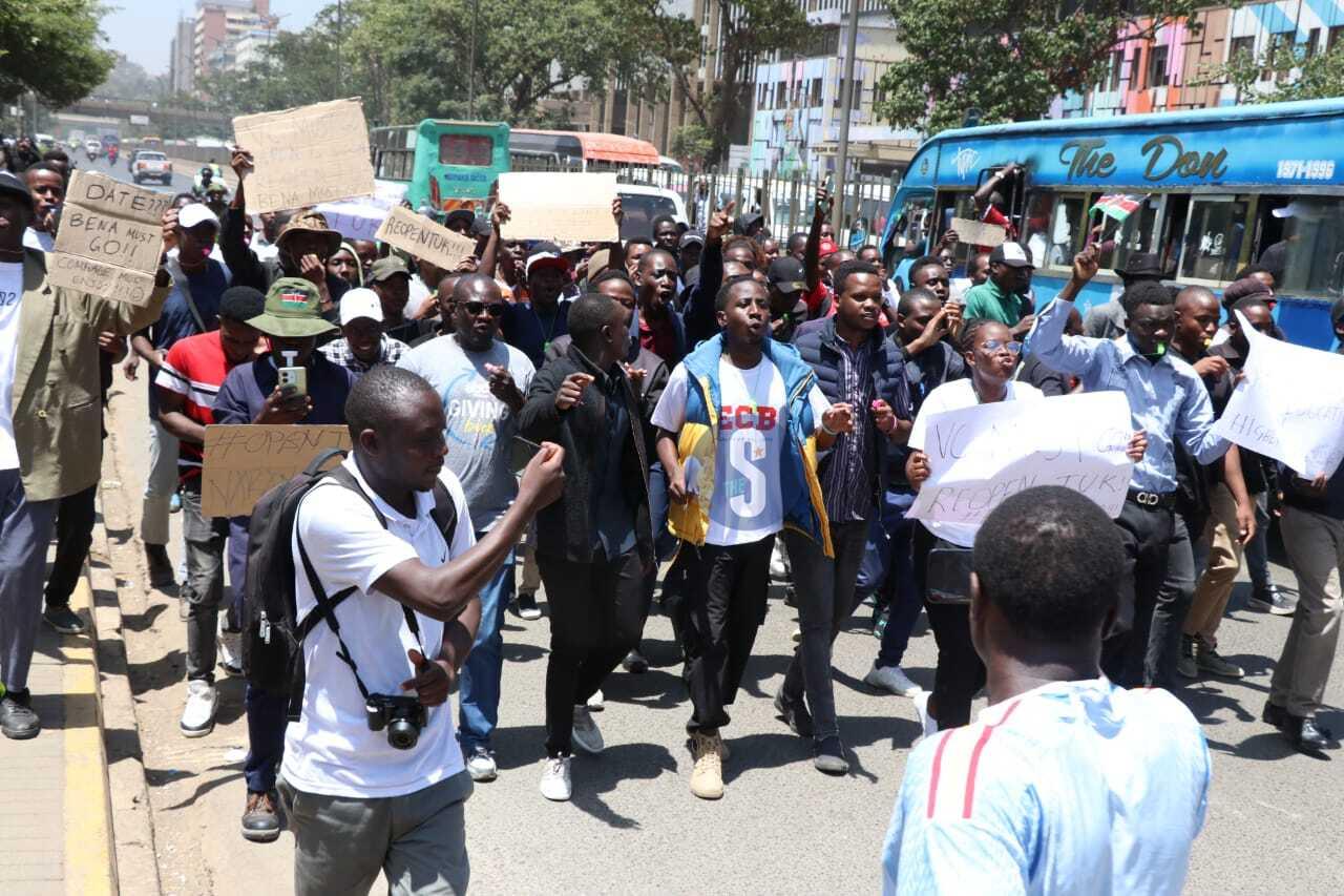 [PHOTOS] TUK students protest at education ministry headquarters