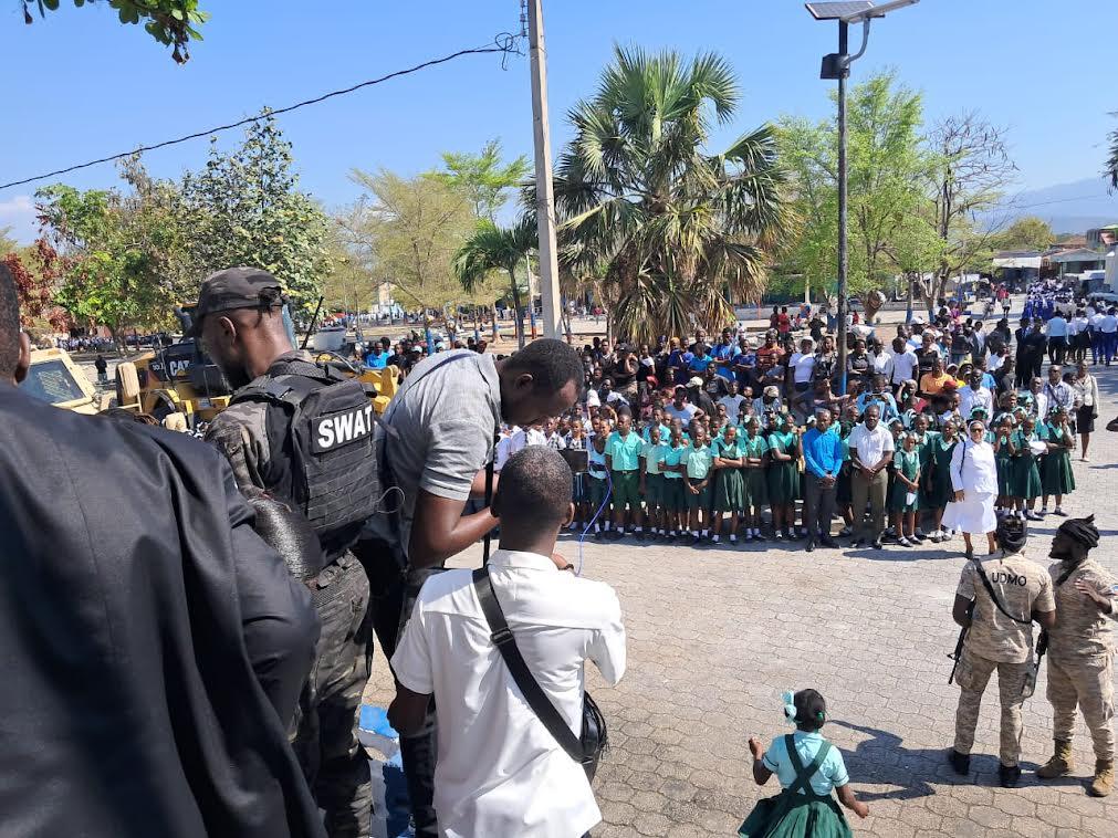 Haiti police hold memorial service for slain cop