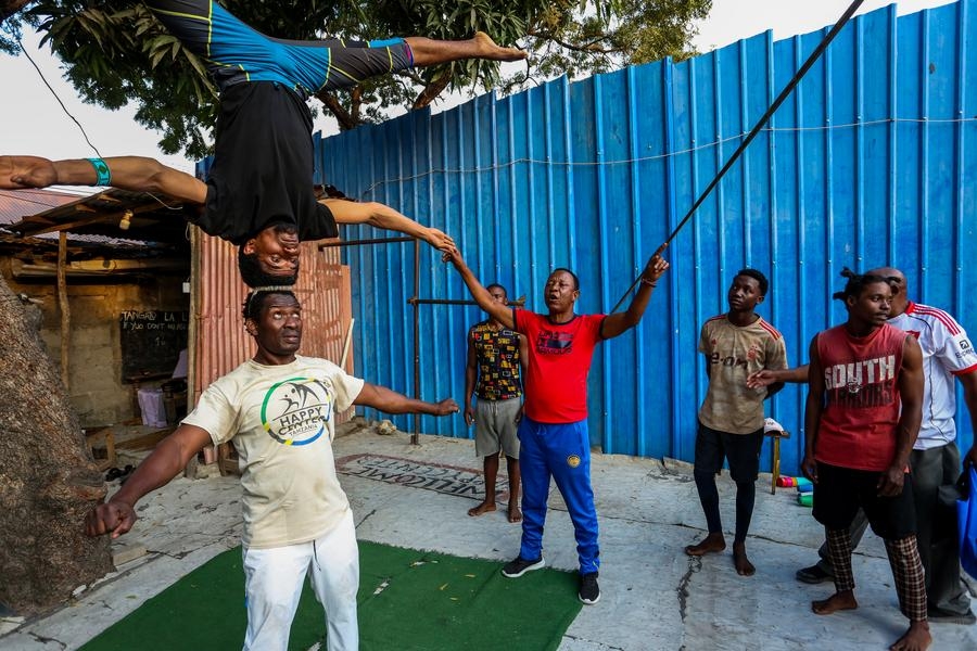 (Hello Africa) Tanzanian acrobats carry forward Chinese legacy across generations